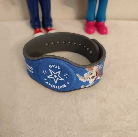 Chuck E Cheese & Helen Henny PVC Rubber Action Figures 7" With Birthday Band - Picture 6 of 10